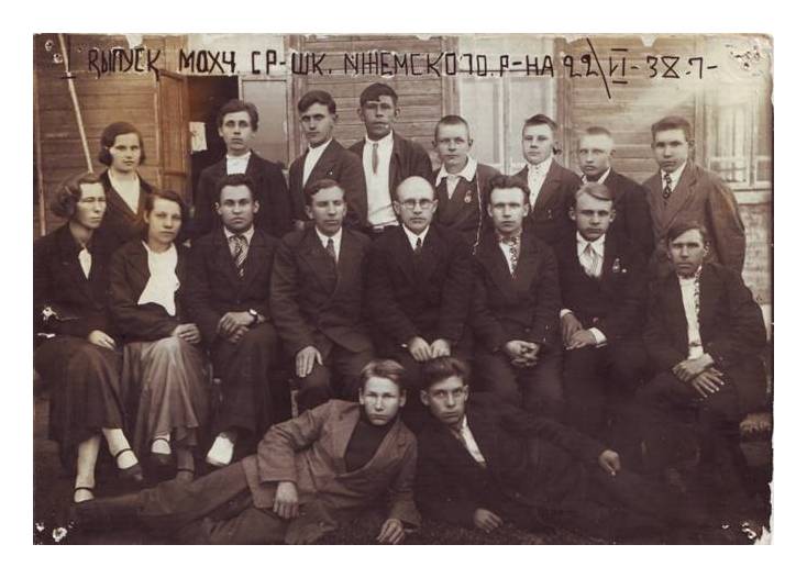 в 1938 году  был первый выпуск Мохченской  средней общеобразовательной школы, первой в Ижемском районе
